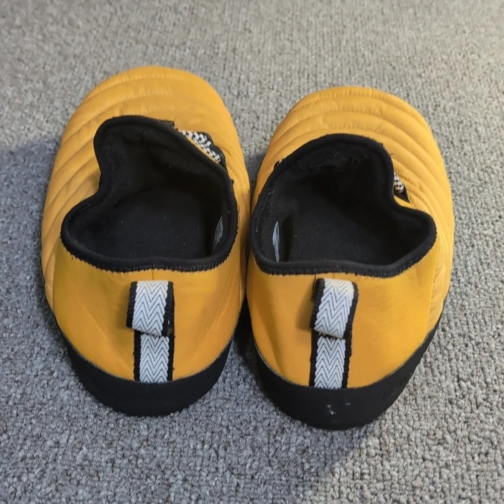 New Balance Caravan Moc V2 Slipper Size 8.0 Black/Yellow Unisex W9.5 Recovery